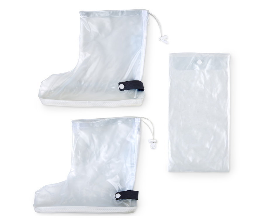 Zwei Regen-Überziehschuhe und eine Hülle auf weißem Hintergrund.