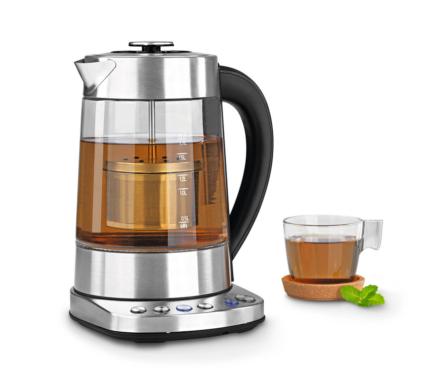 Tee- und Wasserkocher mit 1,7-l-Glaskanne und Teesieb neben einer Tasse Tee.