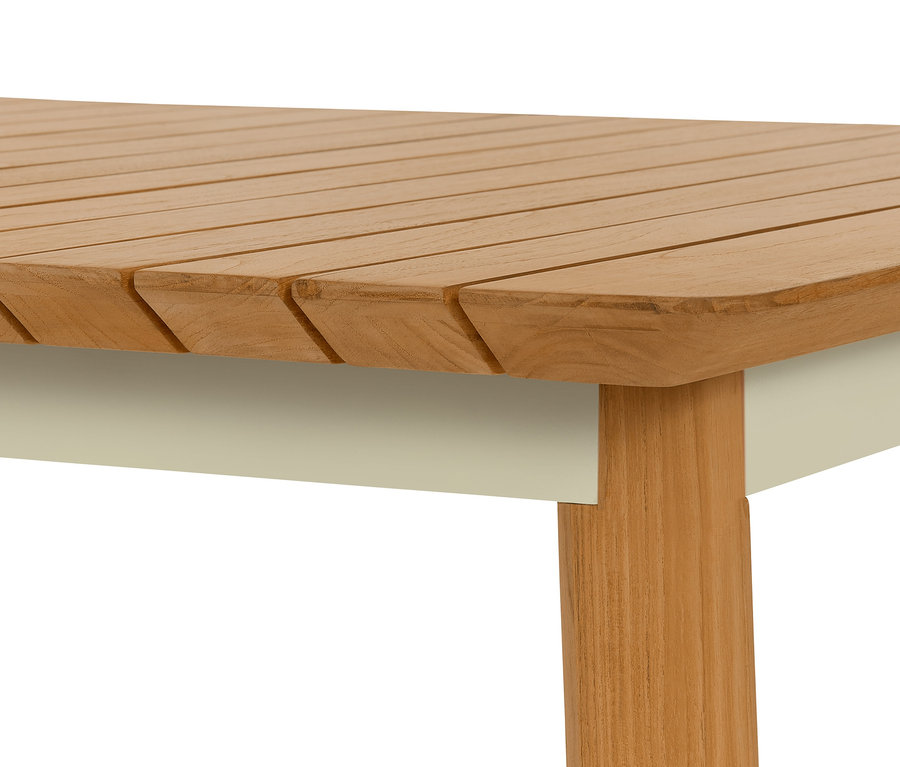 Detailansicht eines ausziehbaren Teak-Gartentisches.