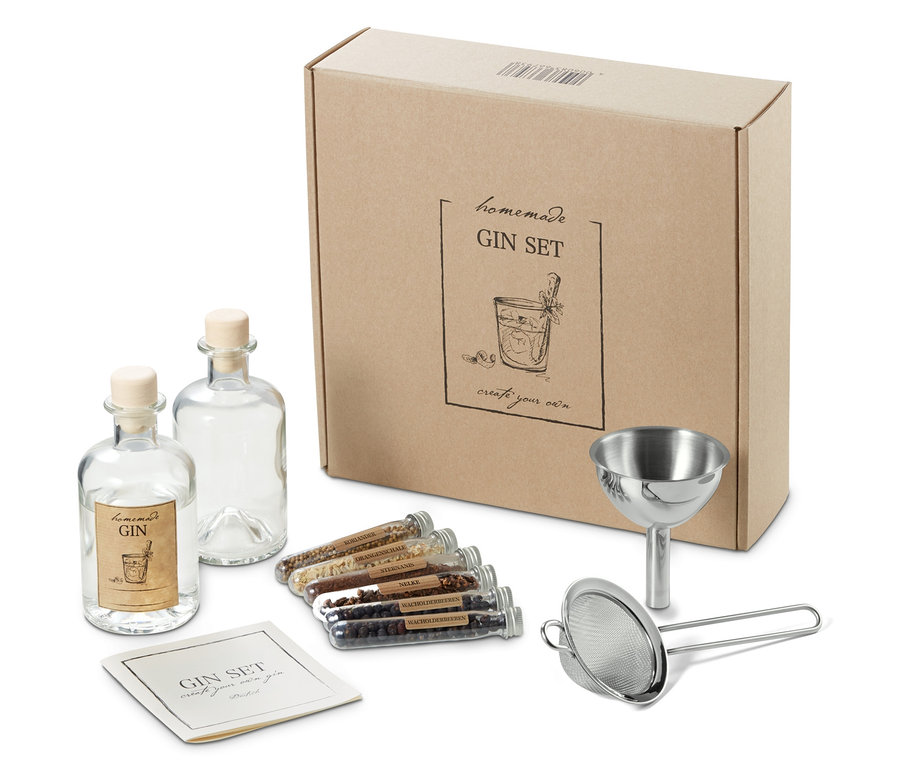 Zwei Glasflaschen und eine Schachtel mit Gin-Set zum Selbermachen.