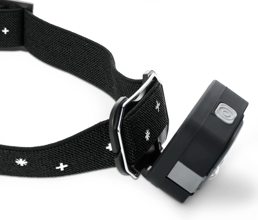 Nahaufnahme einer schwarzen LED-Stirnlampe mit einem Muster aus weißen Schneeflocken und Kreuzen auf dem Band.