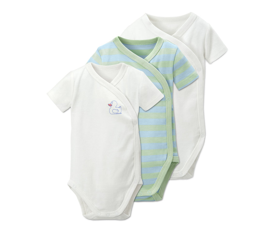 Drei Baby-Bodys: ein weißes mit Enten-Print, ein blau-grün gestreiftes und ein weißes.