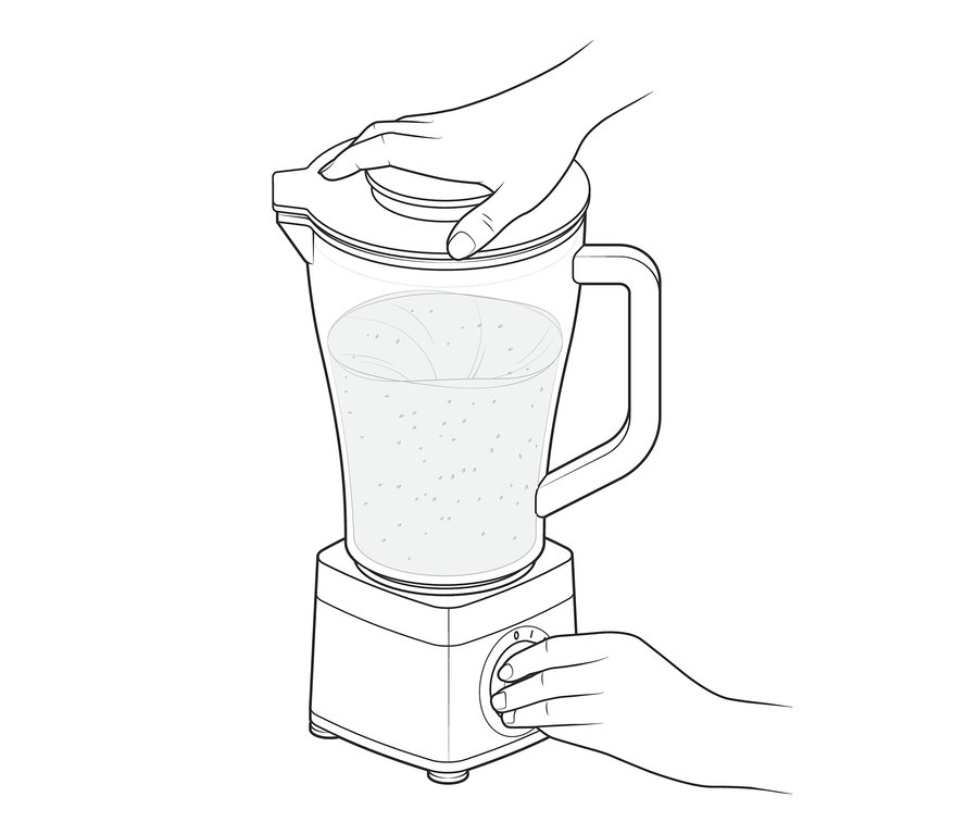 Eine Hand hält den Deckel eines Mixers, während die andere Hand einen Drehknopf an der Basis dreht.