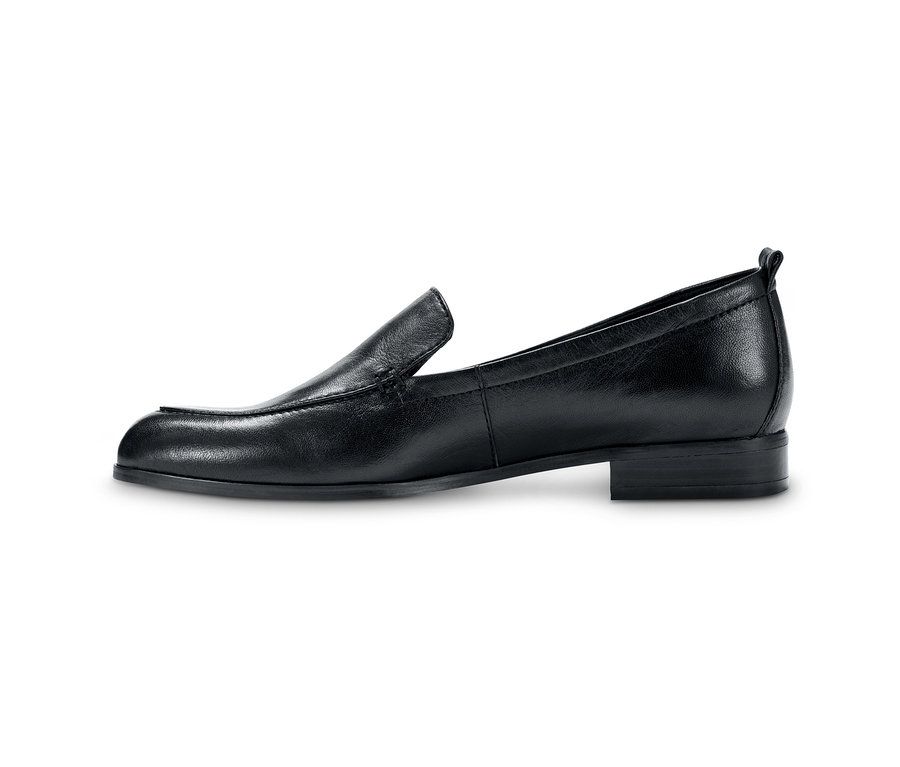 Ein schwarzer Loafer® aus chromfrei gegerbtem Leder auf weißem Hintergrund.