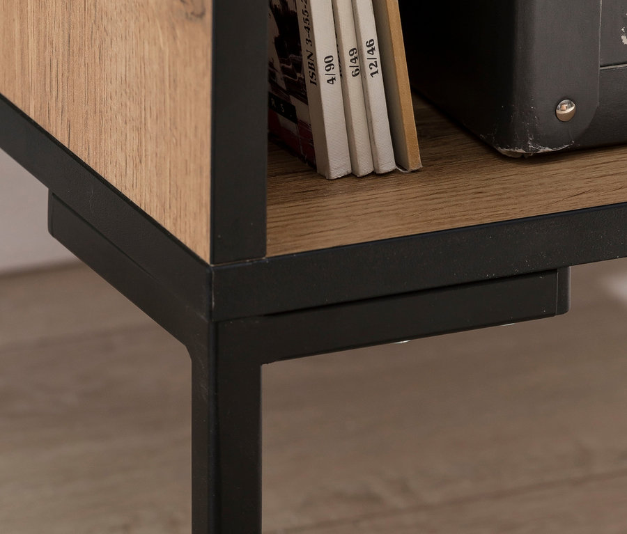Detail einer Schrankecke mit Bücher und Koffer darauf, Modell »2000 H 400 R« und »2000 U 1000 ST«.