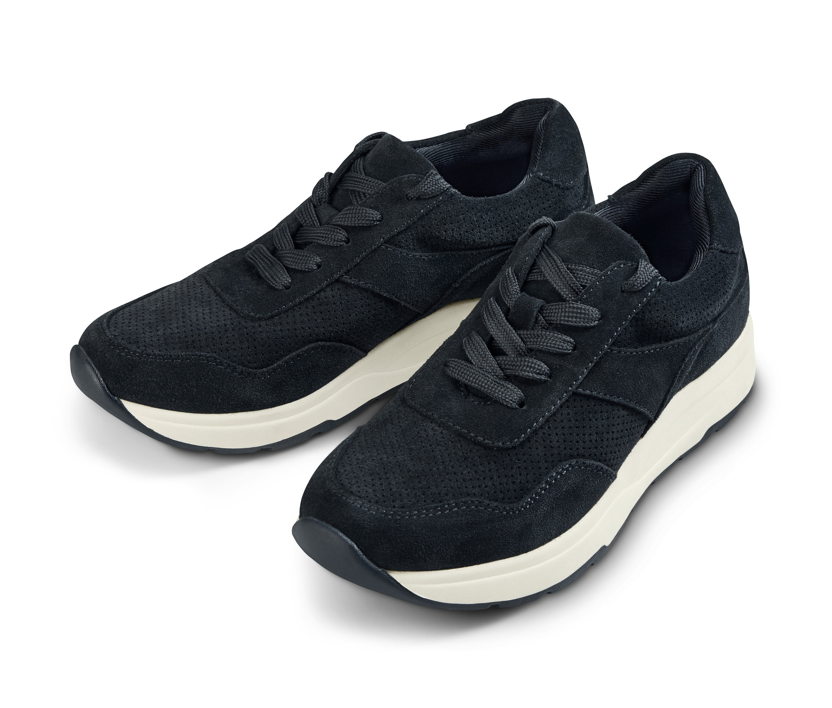 Zwei Veloursleder-Sneaker auf weißem Hintergrund.