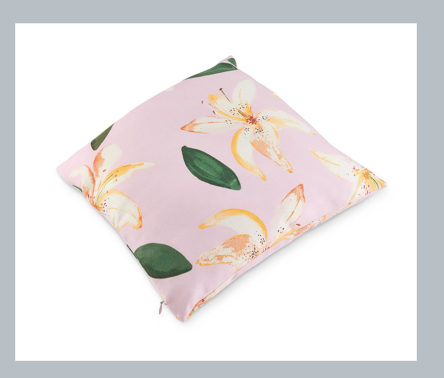 Quadratisches Outdoor-Kissen mit Blumenmuster.