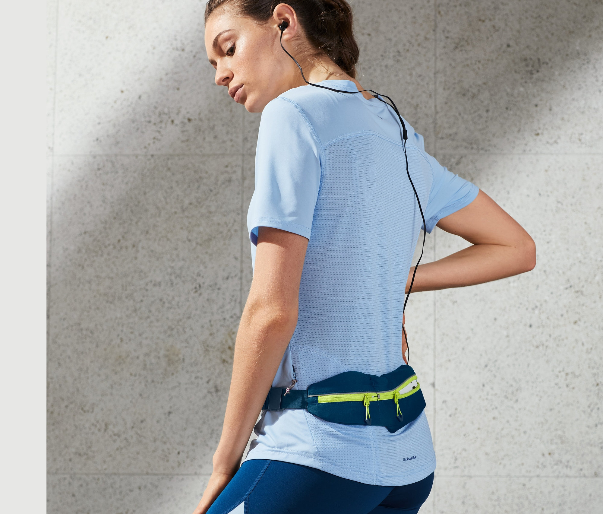 Frau trägt einen Sportgürtel.