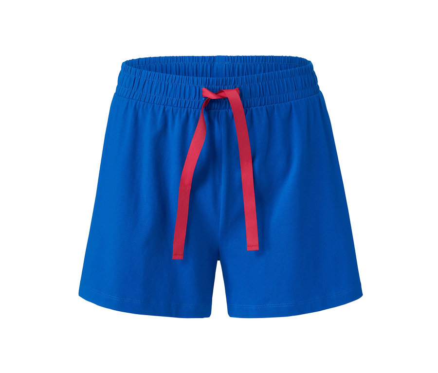 Blaue Shorty-Pyjama mit rotem Band.