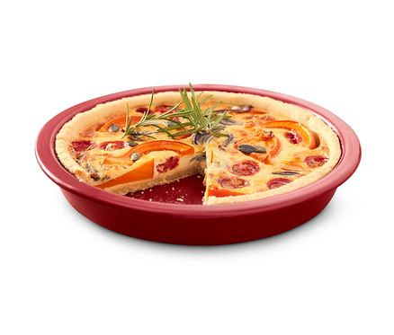 Eine angeschnittene Tarte in einer Tarteform.