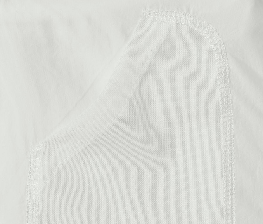 Detail einer weißen Windjacke mit atmungsaktivem Netz.
