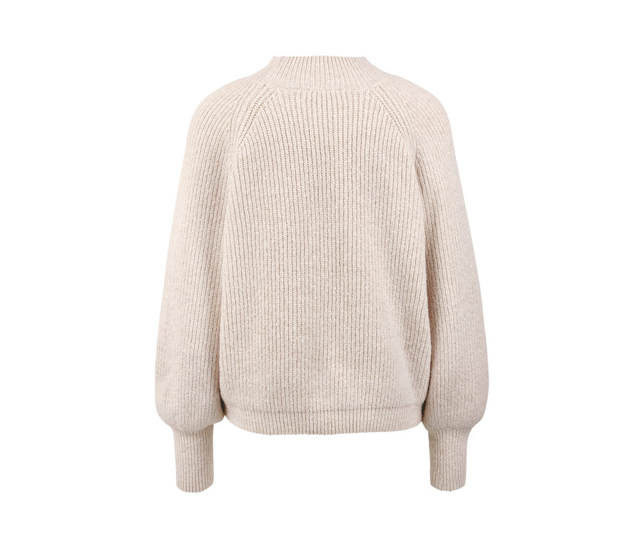 Detailansicht eines cremefarbenen, melierten Strickpullovers.