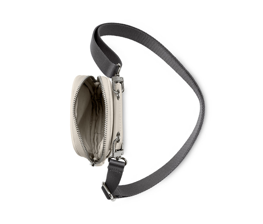 Geöffnete Mini-Tasche mit grauem Riemen.