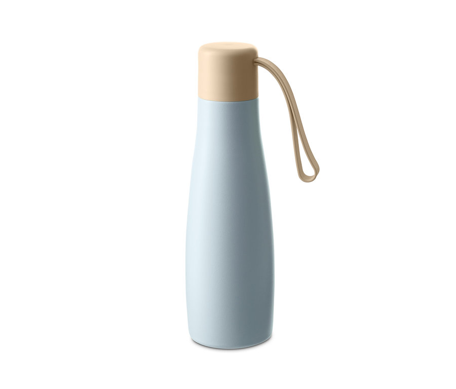 Eine hellblaue To-go-Trinkflasche mit beigem Deckel und einer Schlaufe.
