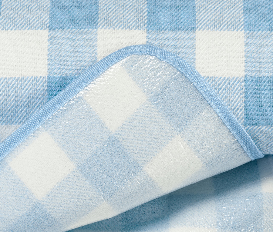 Detail einer kleinen karierten Picknickdecke in Blau und Weiss.
