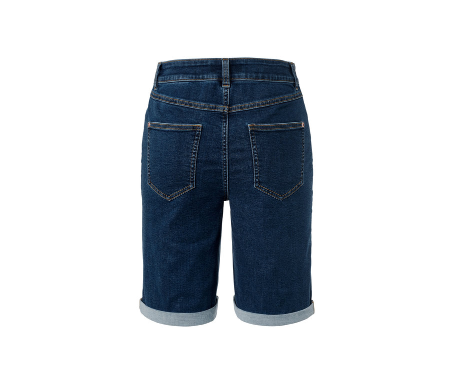 Detailansicht der Rückseite von Denim-Shorts.