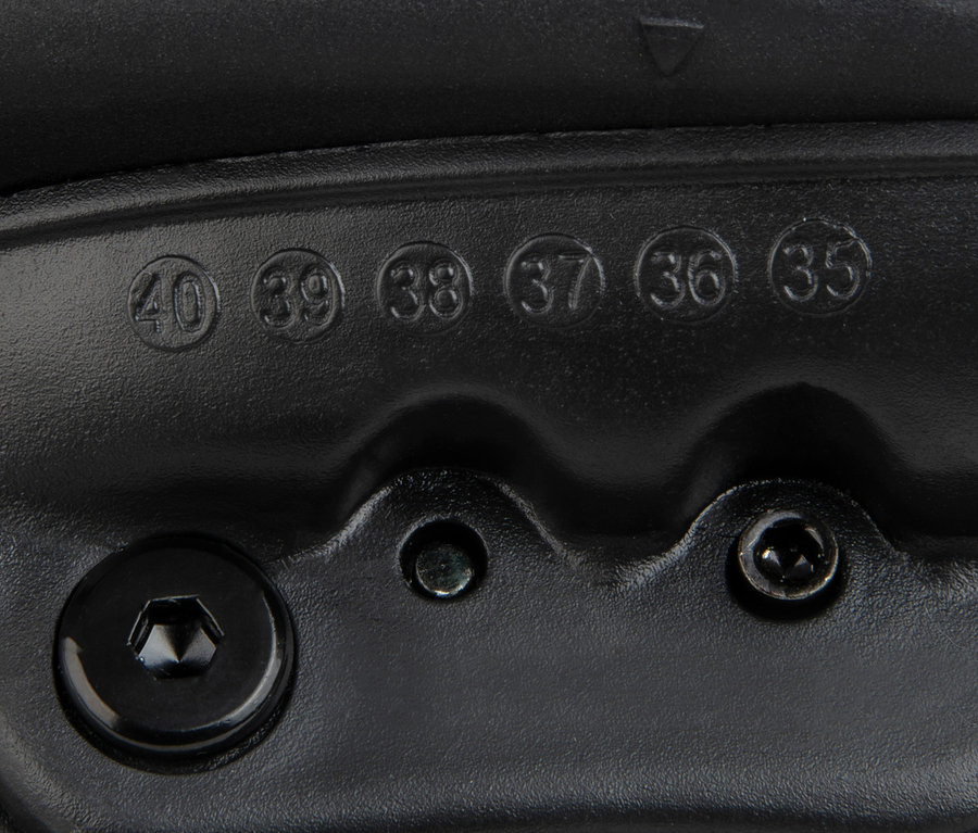 Detailaufnahme eines schwarzen HUDORA Allround Schlittschuhs »Comfort« mit Schrauben und Größenangaben.