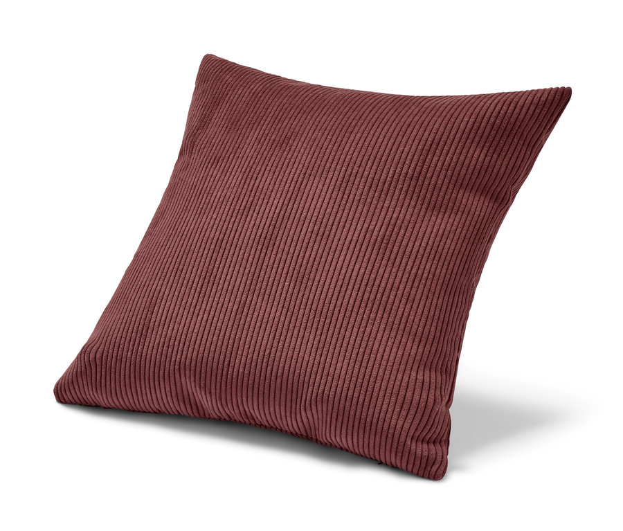 Ein gefülltes Cord-Dekokissen in Weinrot liegt auf einem weißen Untergrund.