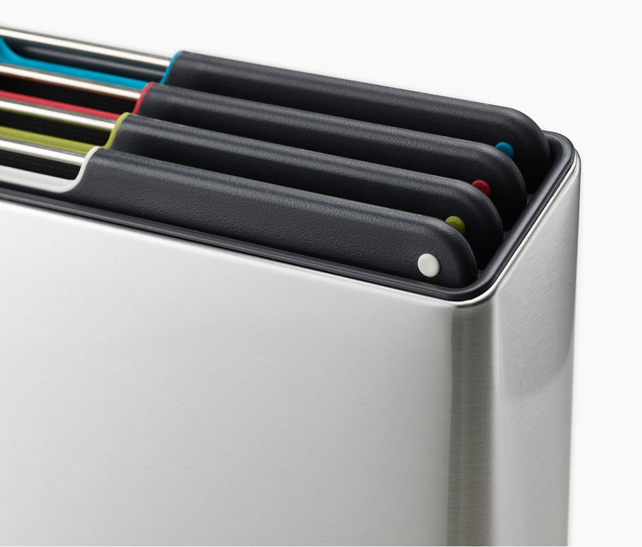 Detailansicht eines Joseph Joseph Schneidebrett-Sets »Folio« in einem Edelstahlgehäuse.