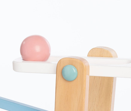 Detailaufnahme der Pinolino Kugelbahn »Regenbogen Kuno« mit rosa Kugel auf weißer Bahn.