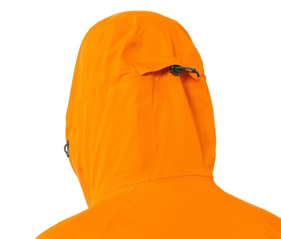 Detailansicht der Kapuze einer Hardshell-Skijacke.