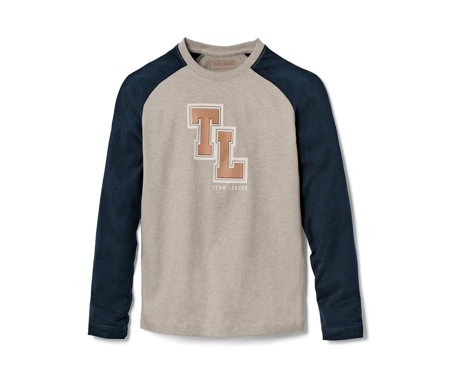 Grauer Pyjama mit dunkelblauen Ärmeln und braunem TL-Logo.