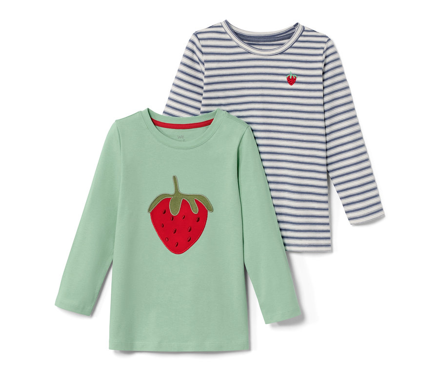 Zwei Kleinkinder-Shirts: ein hellgrünes mit Erdbeere, ein gestreiftes mit kleiner Erdbeere.