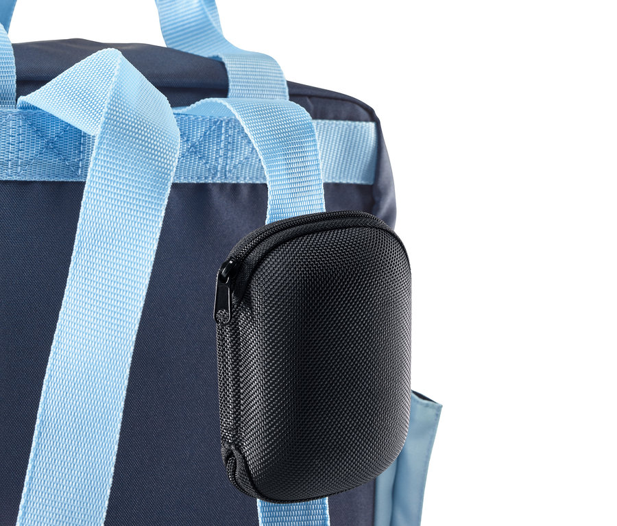 Eine schwarze Hülle für faltbare Sonnenbrille hängt an einem blauen Rucksackriemen.