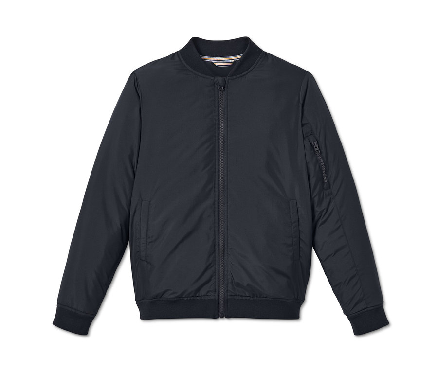 Eine marineblaue Bomberjacke aus recyceltem Material auf weißem Hintergrund.