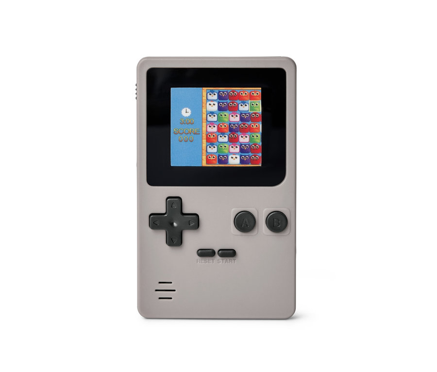 Nahaufnahme einer Retro-Mini-Spielekonsole, auf deren Bildschirm ein Spiel dargestellt wird.