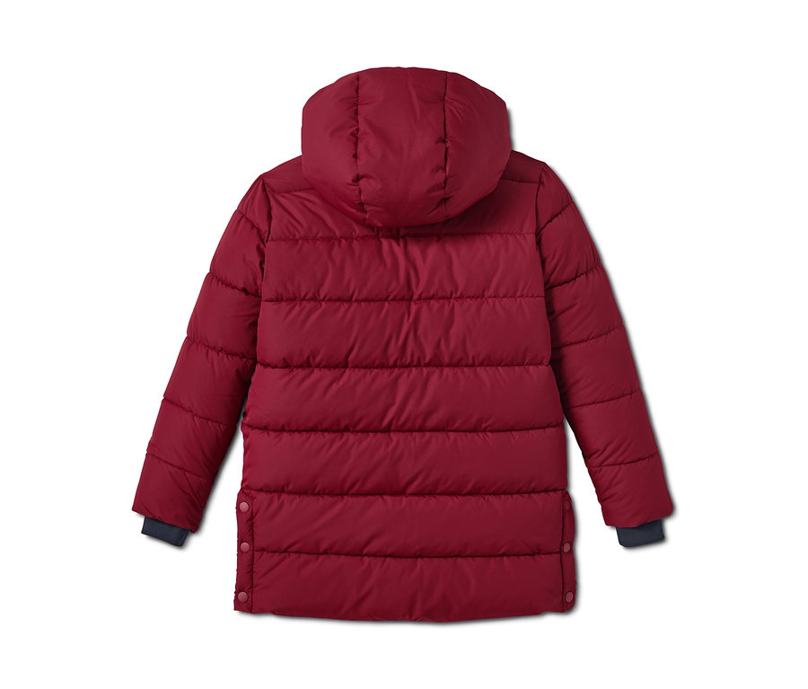 Detail der Rückseite einer beerenfarbenen Thermojacke aus recyceltem Material mit Kapuze.