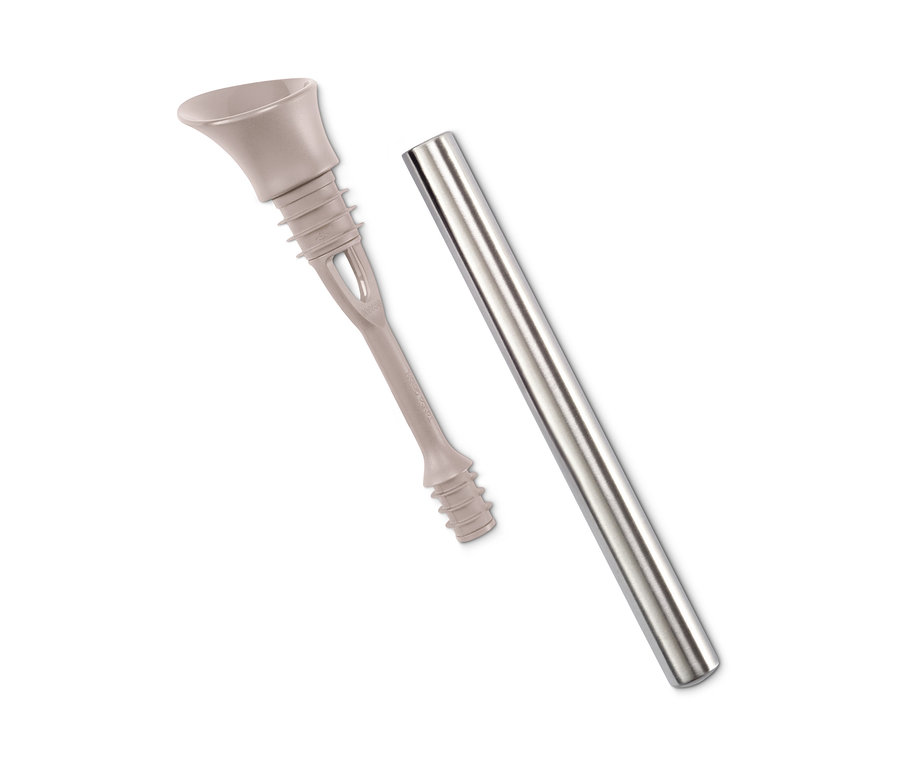 Ein grauer Wein-Kühlstab und ein silberner Stab liegen auf einem weißen Hintergrund.