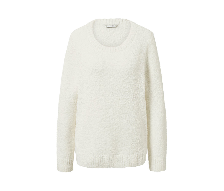 Ein cremefarbener Kuschel-Sweater auf weißem Hintergrund.