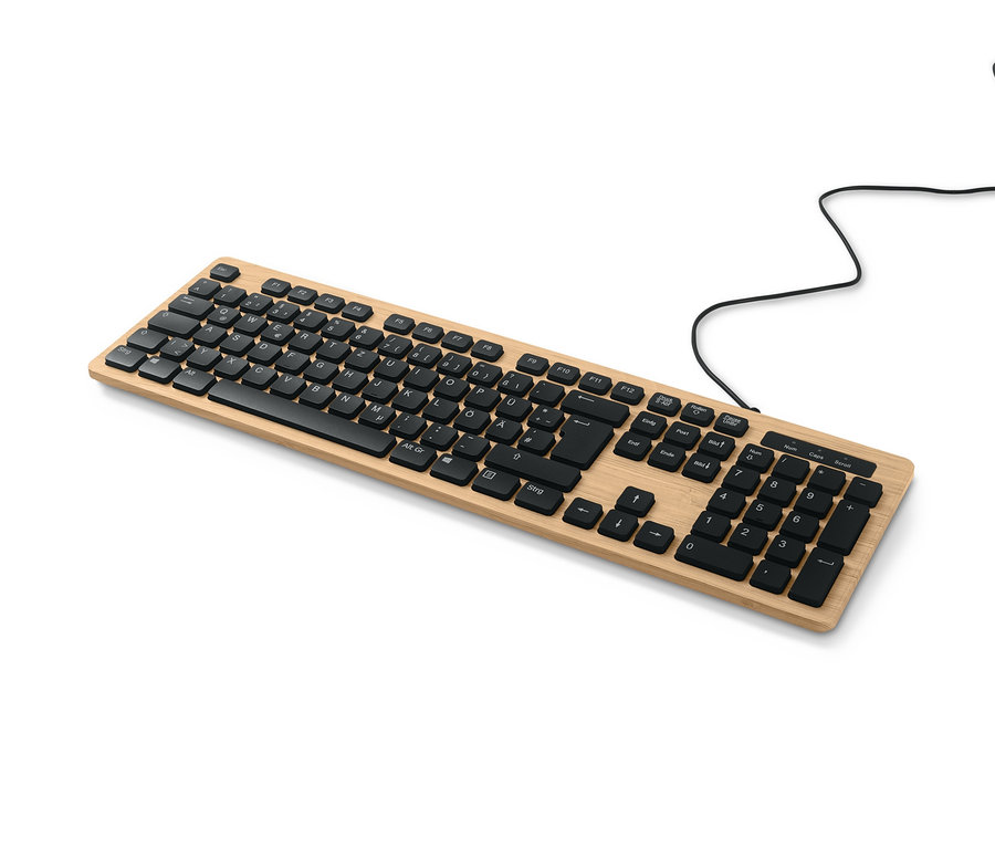 Tastatur in Holzoptik auf weißem Hintergrund.