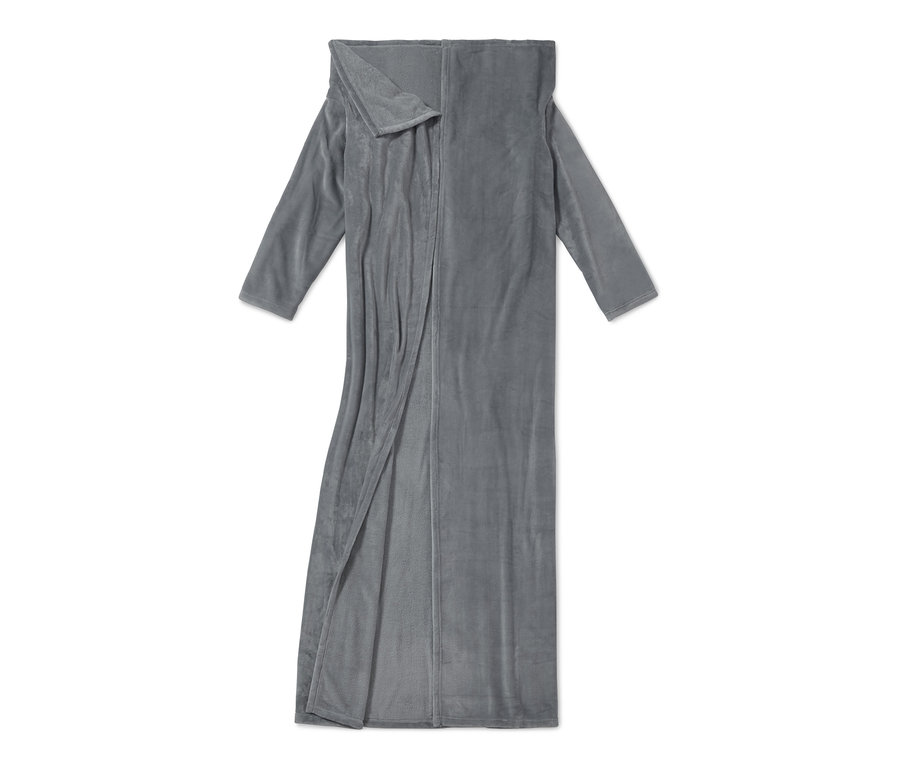 Eine graue Kuscheldecke mit Ärmeln liegt auf einem weißen Hintergrund.