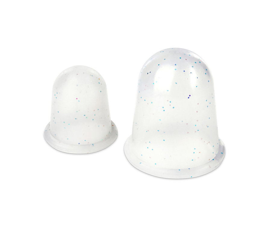 Zwei Schröpfgläser aus dem Cellulite-Massage-Set auf weißem Hintergrund.