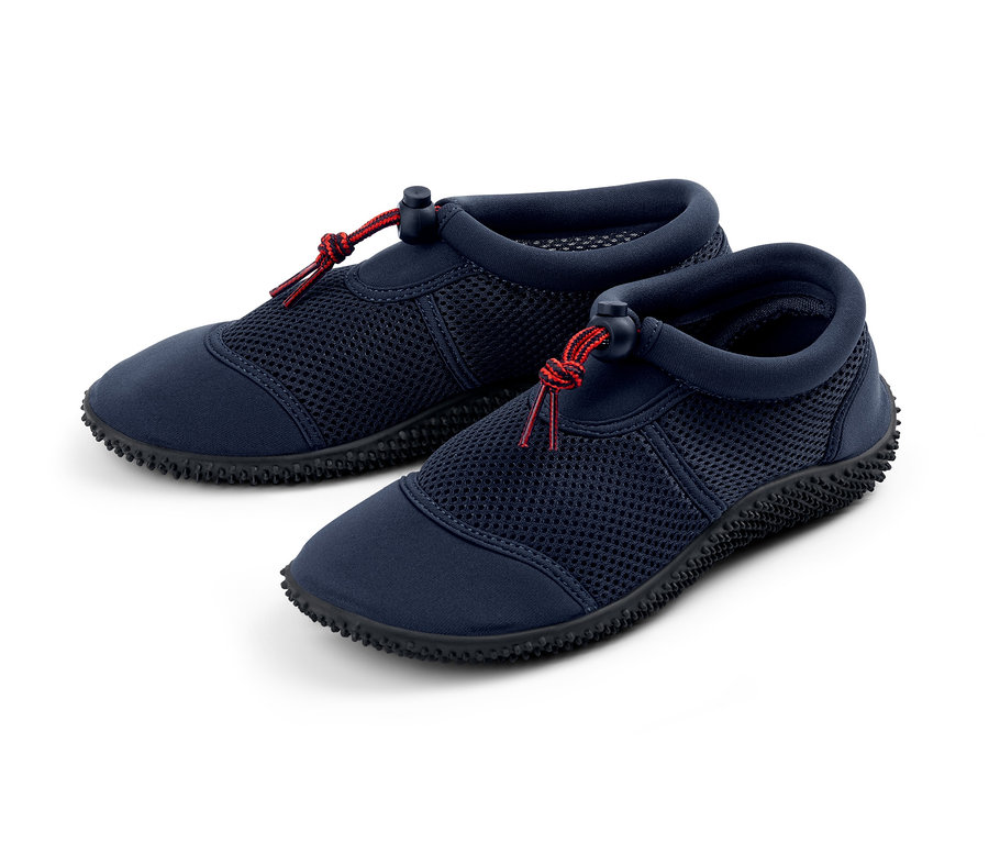 Zwei Badeschuhe auf weißem Hintergrund.