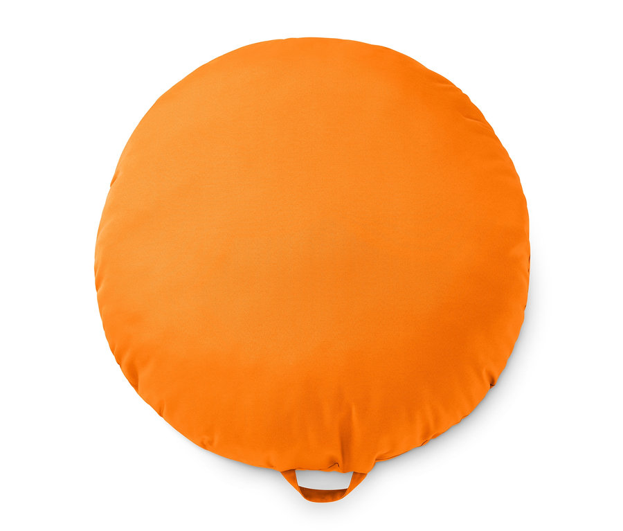 Ein oranges Vestio-Outdoor-Bodenkissen auf einem weißen Hintergrund.