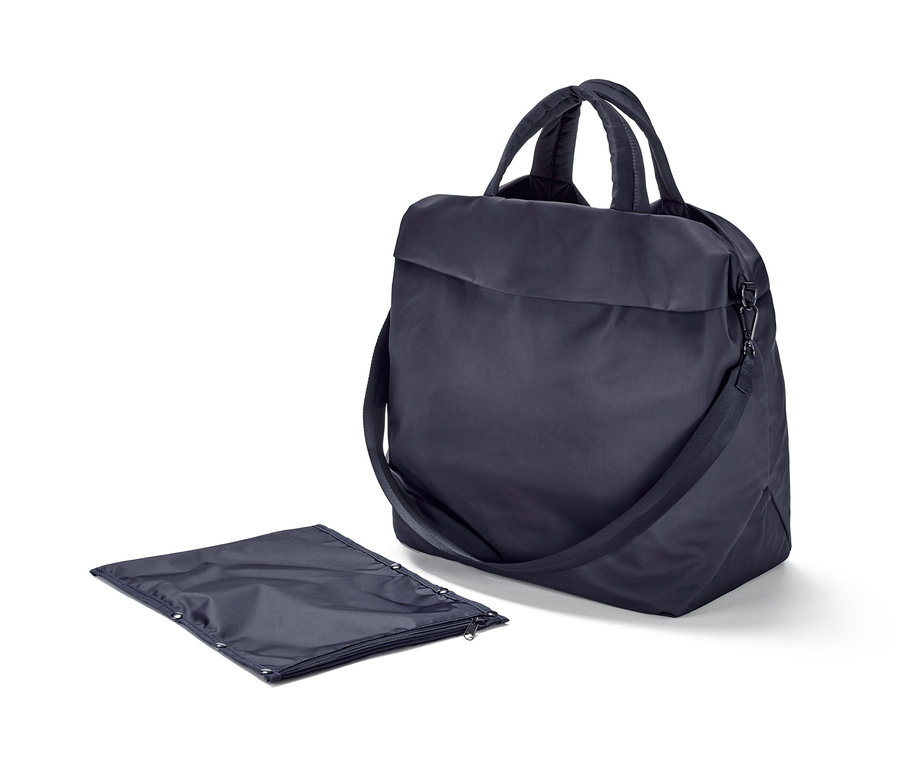 Eine marineblaue Sporttasche mit Griffen und Schultergurt neben einer gefalteten marineblaue Tasche.