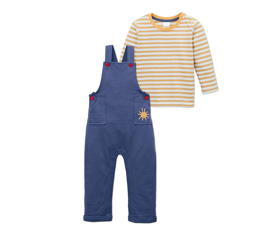 Ein blaues Latzhose-und-Shirt-Set mit gelb gestreiftem Langarmshirt.