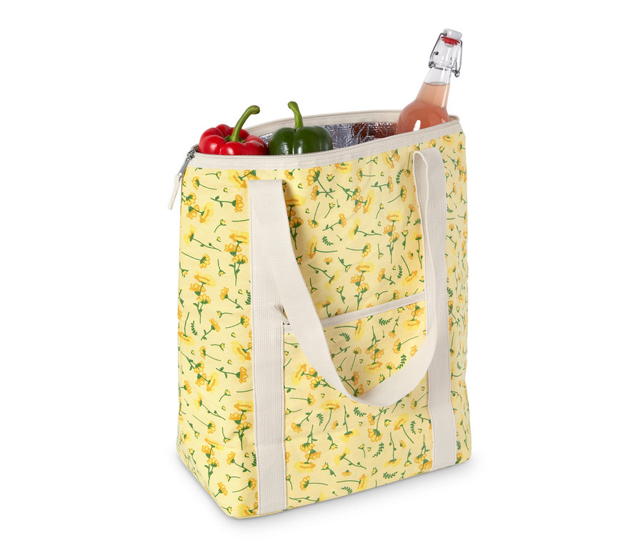 Kühltasche mit zwei Paprika und einer Flasche darin.