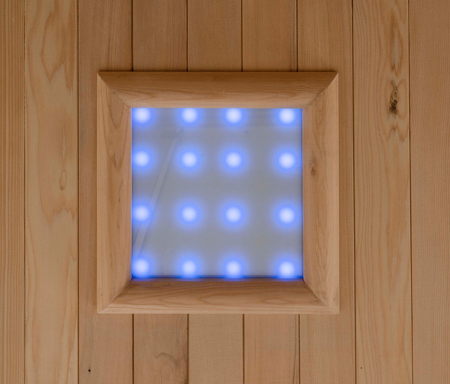 Detail einer Holz-Infrarotsauna mit einem quadratischen Fenster mit blauen Lichtern, Home-Deluxe-Infrarotkabine »REDSUN M«.