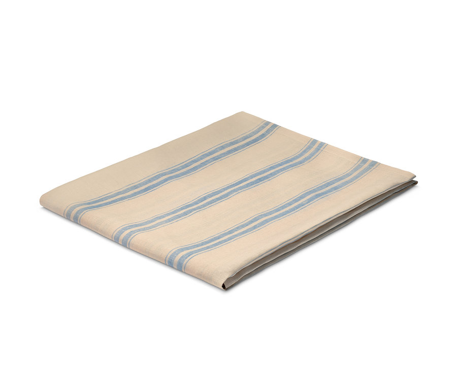 Gefaltete Leinen-Tischdecke mit blauen Streifen.