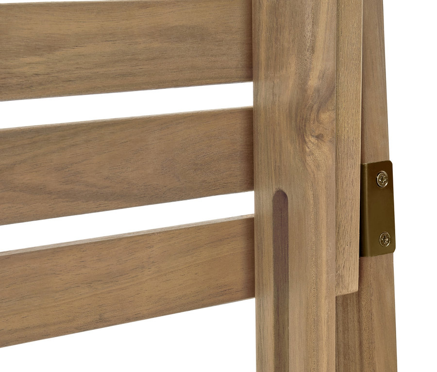 Detail eines klappbaren Balkonset aus Holz.