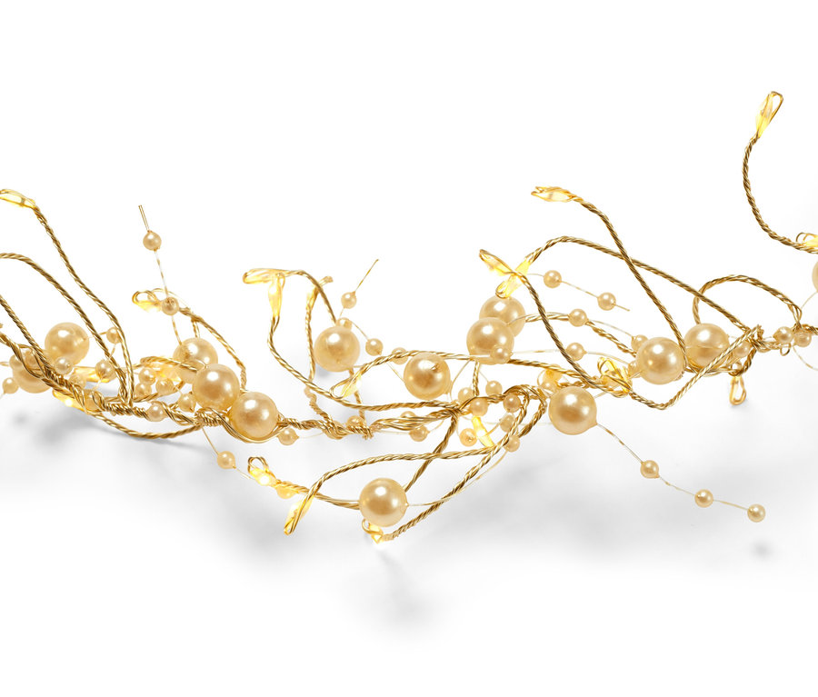 Goldene LED-Girlande mit Perlen auf weißem Hintergrund.