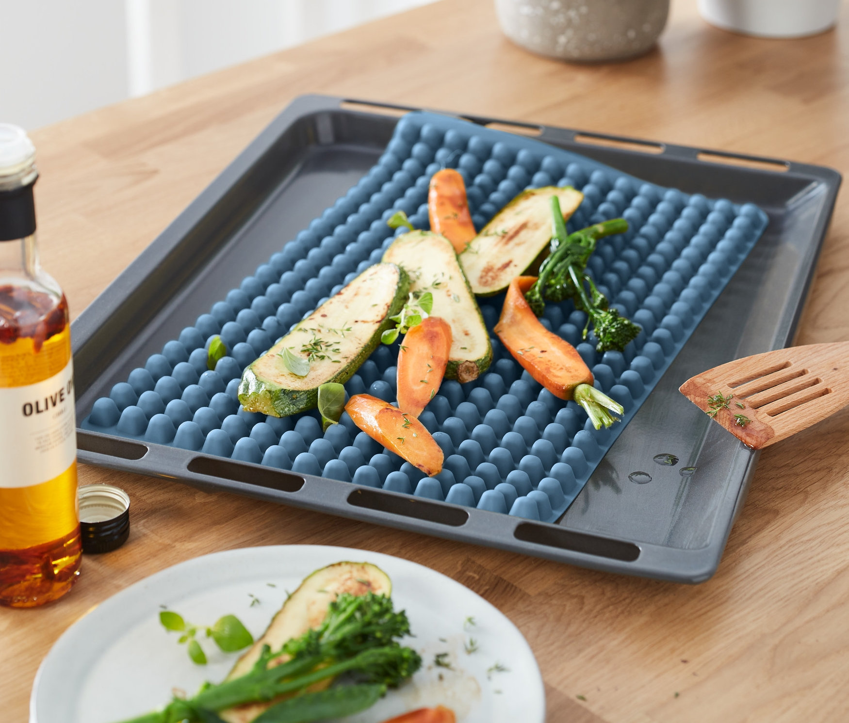 Gemüse auf einer Dauerbackmatte auf einem Backblech.