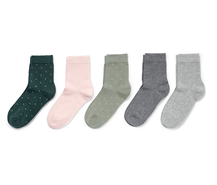 Fünf Paar Socken in verschiedenen Farben mit Punkten.