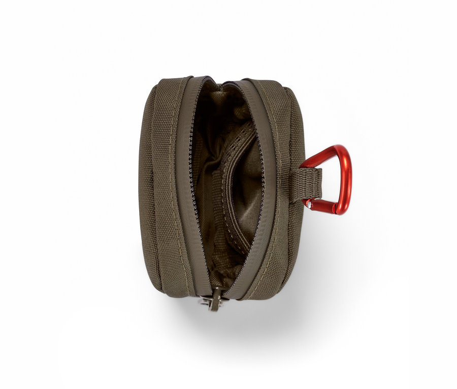 Geöffnete isolierte Multifunktionstasche in Olivgrün mit rotem Karabiner.
