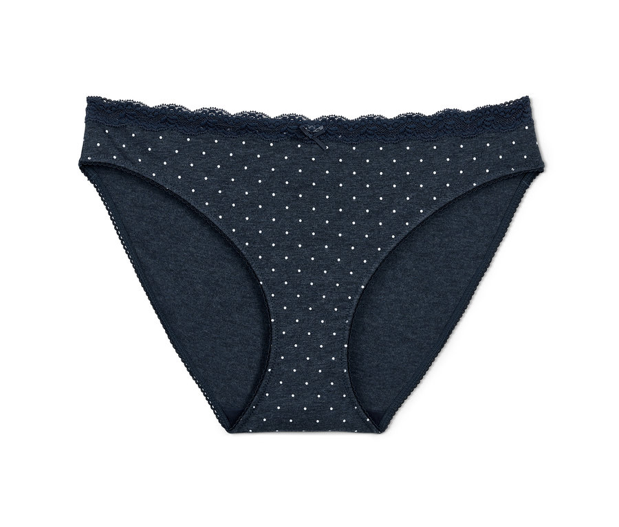 Ein blauer Slip mit weißen Tupfen und Spitze.