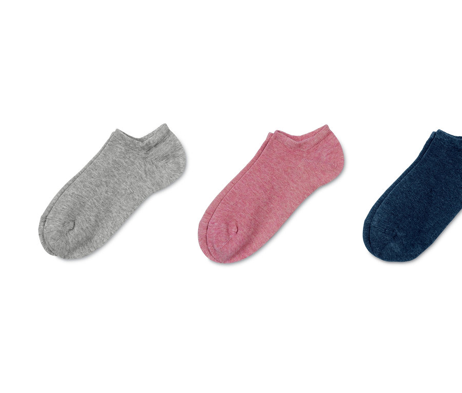 Drei Paar Sneakersocken in Grau, Rosa und Blau.
